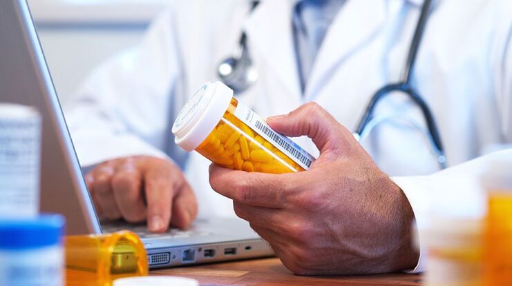 Medicul prescrie un medicament pentru prostatită